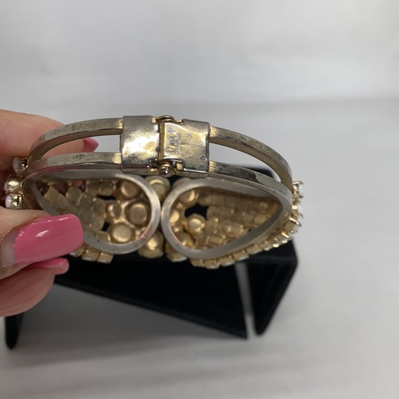 Vintage 1960’s milk glass clamper bracelet - Picture 8 of 11